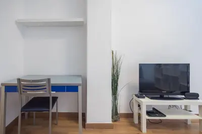 Una televisión o centro de entretenimiento en Estudio en primera línea de playa