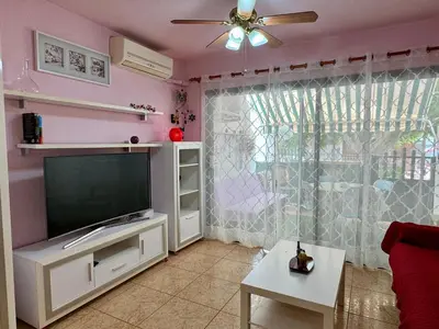 Una televisión o centro de entretenimiento en Surycan 007