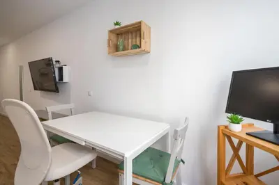 Una televisión o centro de entretenimiento en Las Canteras Beach Workfriendly Bright Studio