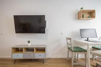 Una televisión o centro de entretenimiento en Las Canteras Beach Workfriendly Bright Studio