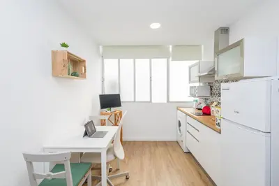Una cocina o zona de cocina en Las Canteras Beach Workfriendly Bright Studio