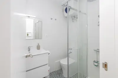 Un baño de Las Canteras Beach Workfriendly Bright Studio