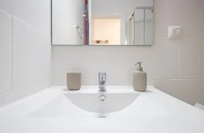 Un baño de Las Canteras Beach Workfriendly Bright Studio