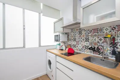 Una cocina o zona de cocina en Las Canteras Beach Workfriendly Bright Studio