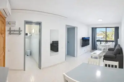 Una televisión o centro de entretenimiento en Beachfront Patalavaca