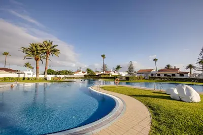 Piscina en o cerca de Oasis Holycan - by Gestión Vacacional Canarias