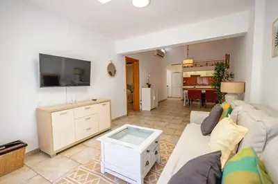 Una televisión o centro de entretenimiento en Oasis Holycan - by Gestión Vacacional Canarias