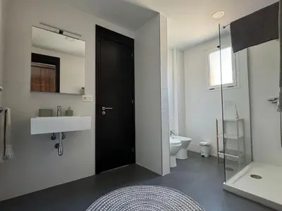 Un baño de Green 14 Ocean view retreat by CanaryScape
