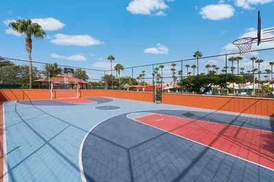 Instalaciones para jugar a tenis o squash en Dreams Home o alrededores