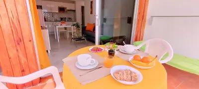 Una cocina o zona de cocina en Aida - Apartamento con vistas al jardín junto a la playa