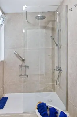 Un baño de Amapola Miranda -recién reformado, frente al mar