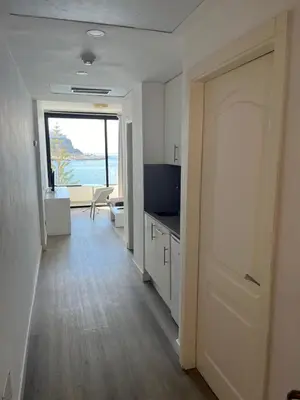 Una televisión o centro de entretenimiento en Riviera Paradise