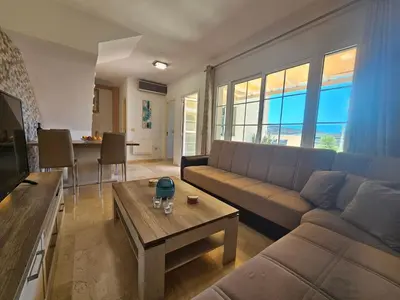 Zona de estar de Welcoming and modern holiday home with access to swimming pool