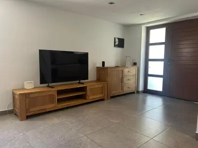 Una televisión o centro de entretenimiento en Sonora Golf - bungalow 2 dormitorios gran patio y bicicletas