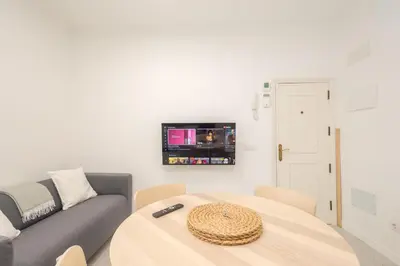 Una televisión o centro de entretenimiento en Confital 2BR Cozy Flat