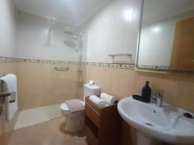 Un baño de Lovely apartment close to the beach
