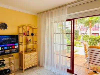 Una televisión o centro de entretenimiento en Playa del Cura - Beachside Retreat