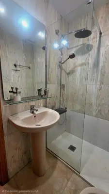 Un baño de Casa MOLINA con TERRAZA al lado de la playa