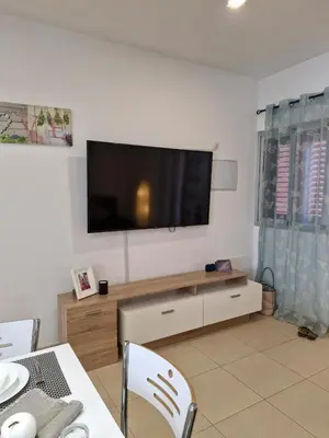 Una televisión o centro de entretenimiento en 