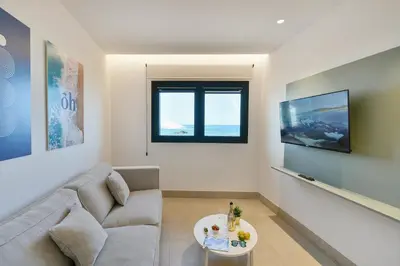 Una televisión o centro de entretenimiento en Oh SUITES Paseo de Las Canteras 58