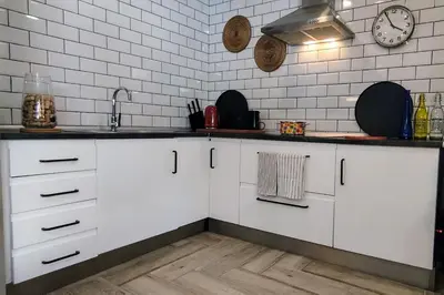 Una cocina o zona de cocina en Cosy Apartment at Sardina Beach