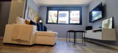 Una televisión o centro de entretenimiento en Cosy Apartment at Sardina Beach
