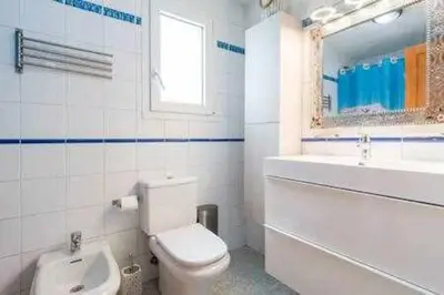 Un baño de ALBATROS 1L Tres habitaciones