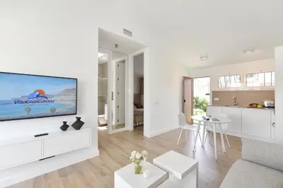 Una televisión o centro de entretenimiento en Bungalow Santa Barbara EMB5 by VillaGranCanaria