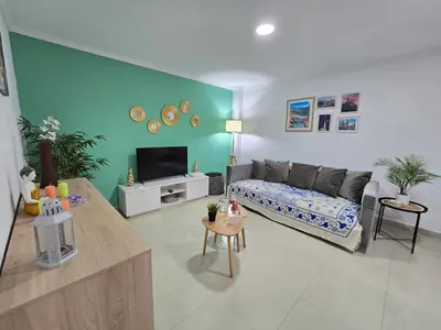 Una televisión o centro de entretenimiento en Strelitzia House