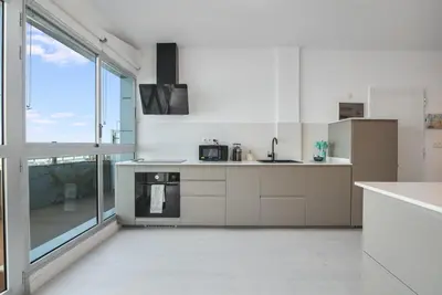 Una cocina o zona de cocina en Home2Book Beachy Vibes Sea Side Apartment, Guía