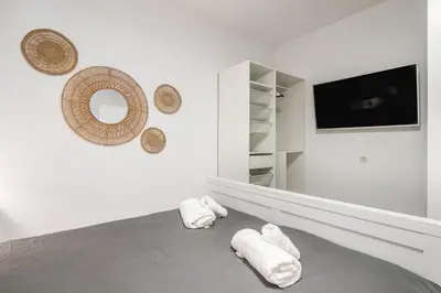 Una televisión o centro de entretenimiento en Home2Book Beachy Vibes Sea Side Apartment, Guía