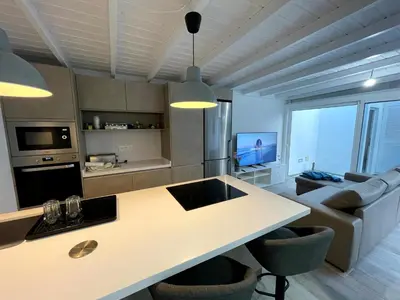 Una cocina o zona de cocina en SerenArty Bungalow Beach Flor con jacuzzi