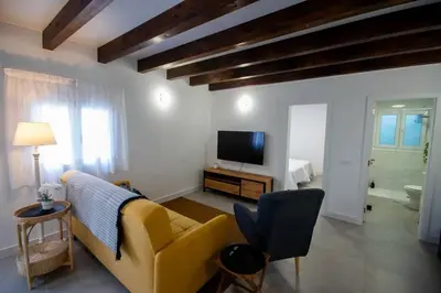Una televisión o centro de entretenimiento en Apartamentos Marmolejos