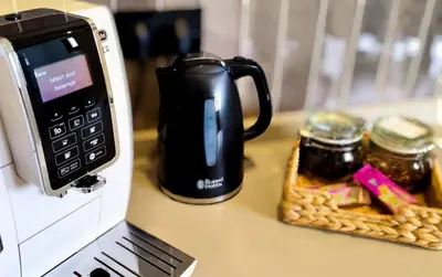 Utensilios para hacer té y café en Casa Las Plataneras