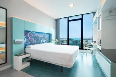 Una televisión o centro de entretenimiento en Hotel Puerto de la Luz by Pierre & Vacances