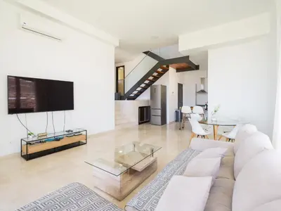 Una televisión o centro de entretenimiento en Green 9 the Dream Villa with pool and views by CanaryScape