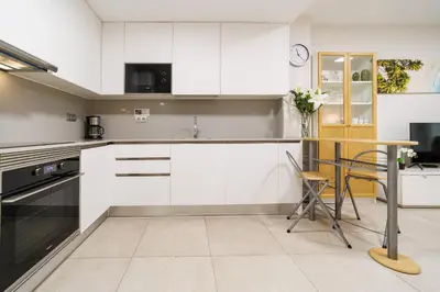 Una cocina o zona de cocina en Apartamento Moderno Playa de las Canteras -Las Palmas Gran Canaria