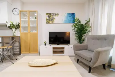 Una televisión o centro de entretenimiento en Apartamento Moderno Playa de las Canteras -Las Palmas Gran Canaria