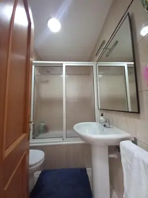 Un baño de MELROSE PLACE 2 Dormitorios y Piscina en Vecindario
