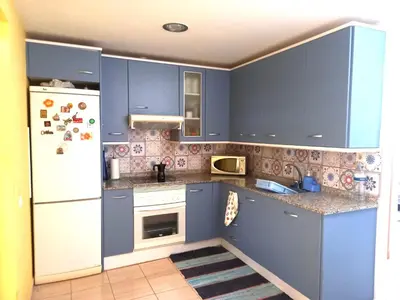 Una cocina o zona de cocina en MELROSE PLACE 2 Dormitorios y Piscina en Vecindario