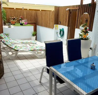 Zona de estar de 2BR Bungalow with Sunny Private Terrace - Secure Gear Storage