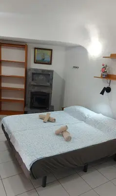 Cama o camas de una habitación en 2BR Bungalow with Sunny Private Terrace - Secure Gear Storage