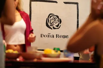 Certificado, premio, señal o documento que está expuesto en Doña Rose Surf Hostel