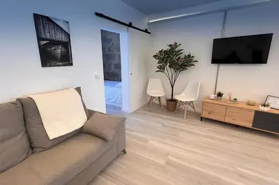 Una televisión o centro de entretenimiento en El Alpendre