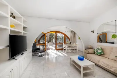 Una televisión o centro de entretenimiento en SunSuite Casa Bonita, 4