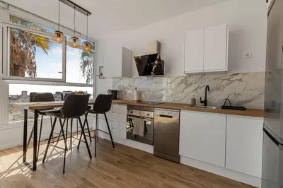Una cocina o zona de cocina en Urban Elegance View Suite Pool