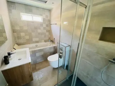 Un baño de Puerto Rico duplex with community pool close to the beach