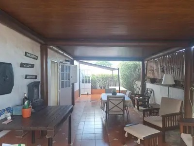 Una televisión o centro de entretenimiento en Oasis Los Porches