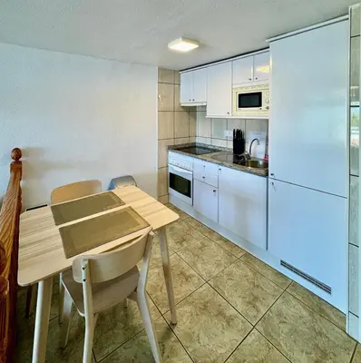Una cocina o zona de cocina en Tamarán 404