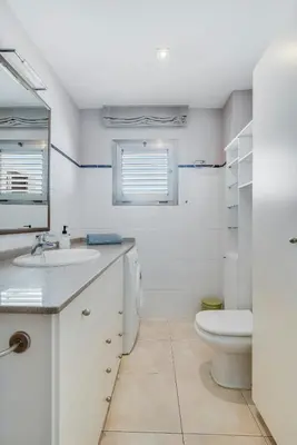Un baño de Spacious Two Bedroom Apartment with Terrace right on the Surf Beach